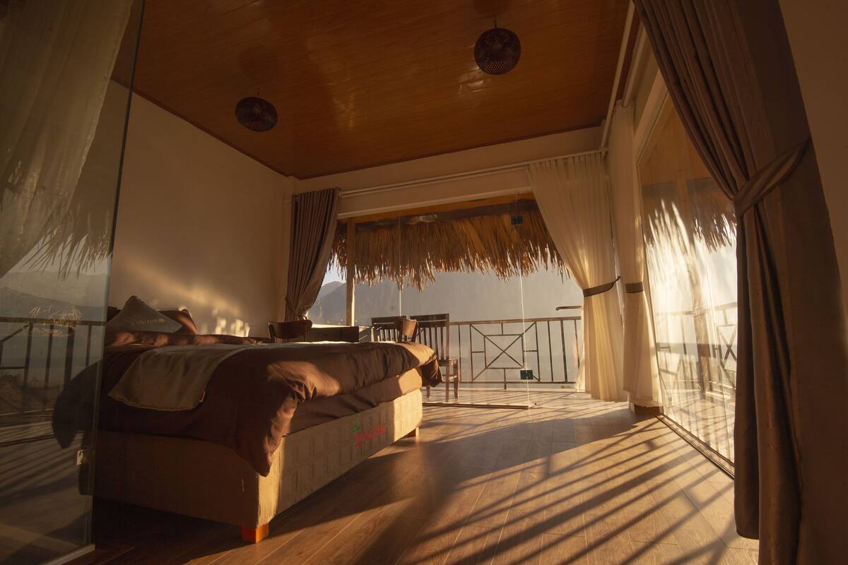 Quarto casal luxo | Escrivaninha, espaço de trabalho para notebook, cortinas blackout