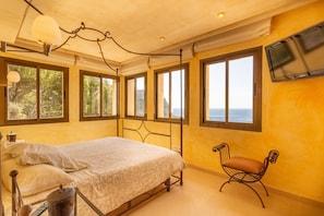 5 bedrooms, desk, iron/ironing board, free WiFi