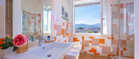 Apartamento família, vários quartos, 2 banheiros (Appartamento Bianca Gemma) | Banheiro | Chuveiro, secador de cabelo, bidê, toalhas de banho
