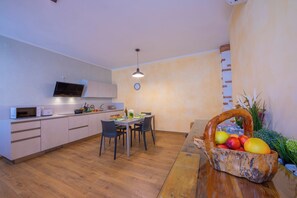Family Apartment, Multiple Bedrooms, 2 Bathrooms (Appartamento Bianca Gemma) | Dining