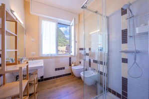 Family Apartment, Multiple Bedrooms, 2 Bathrooms (Appartamento Bianca Gemma) | Bathroom