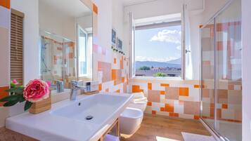 Family Apartment, 2 Bedrooms, 2 Bathrooms (Appartamento Bianca Gemma) | Bilik Mandi | Pancuran mandi, pengering rambut, bidet, tuala disediakan