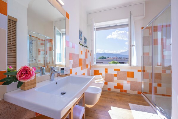 Appartement Familial, plusieurs chambres, 2 salles de bains (Appartamento Bianca Gemma) | Salle de bain