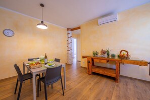 Family Apartment, Multiple Bedrooms, 2 Bathrooms (Appartamento Bianca Gemma) | Dining