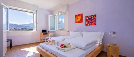 Family Apartment, Multiple Bedrooms, 2 Bathrooms (Appartamento Bianca Gemma) | 2 bedrooms, bed sheets