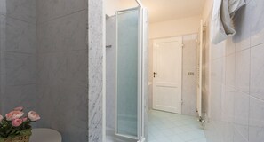 Doccia, bidet, asciugamani, sapone
