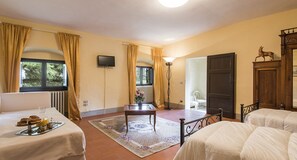 9 camere, una scrivania, Wi-Fi gratuito, lenzuola