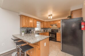 Jääkaappi, mikroaaltouuni, uuni, liesi