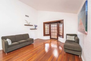 Télévision, cheminée, espaces bureaux