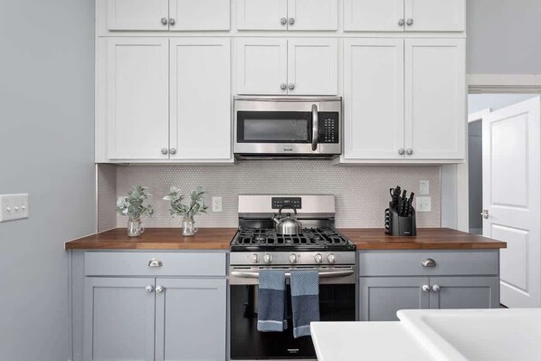 Fridge, microwave, oven, stovetop