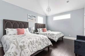 4 bedrooms, iron/ironing board, travel cot, WiFi - Stylish Group Getaway Near Lucas Oil Stadium! (Indianapolis)