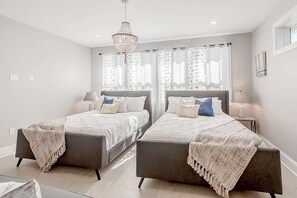 5 bedrooms, iron/ironing board, travel cot, WiFi - HGTV Designer 5 BD Indy Home by Fountain Square (Indianapolis)