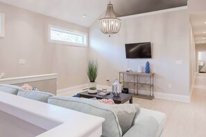 TV, Netflix, streaming services, offices - HGTV Designer 5 BD Indy Home by Fountain Square (Indianapolis)