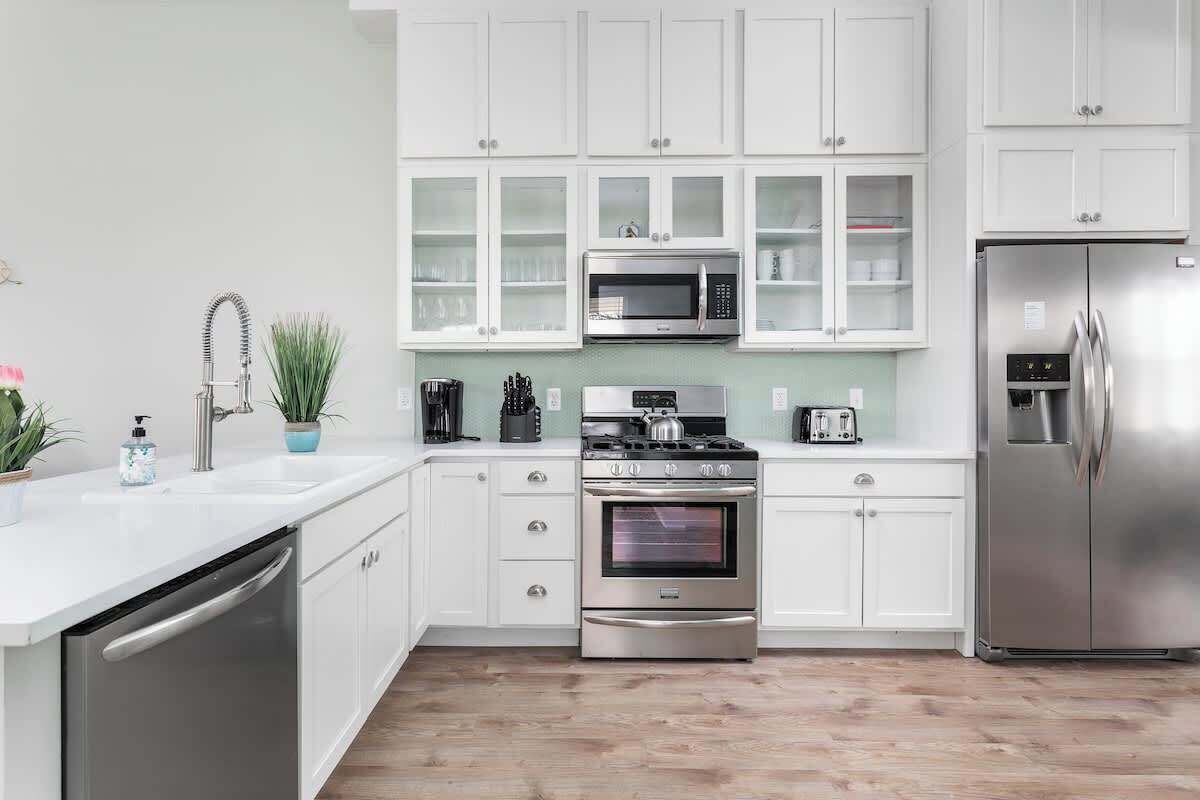 雪櫃、微波爐、焗爐、爐具