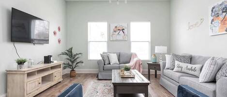 Téléviseur, livres, bureau