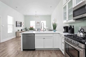 Fridge, microwave, oven, stovetop - 5BR Ultra Chic Indy Escape Near Downtown (Indianapolis)