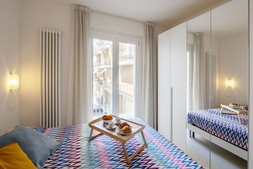 Elegant three-room apartment first row to the sea