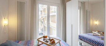 Elegant three-room apartment first row to the sea