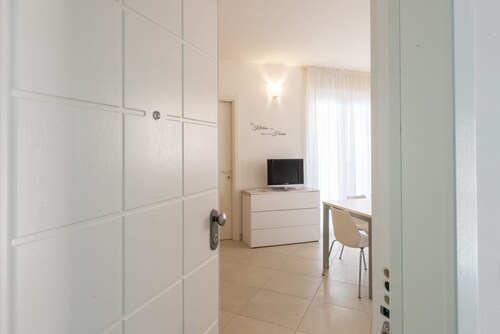 Elegant three-room apartment first row to the sea