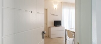 Elegant three-room apartment first row to the sea