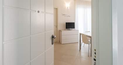 Elegant three-room apartment first row to the sea