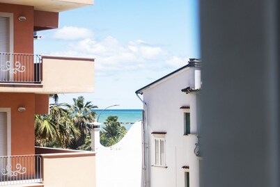 Elegant three-room apartment first row to the sea