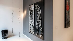 Eine moderne Kunstgalerie mit abstrakter Wandkunst und einem minimalistischen Design.