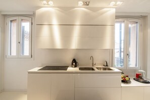 Fridge, microwave, oven, dishwasher - Charming Flat in Ferrara city centre (Ferrara)