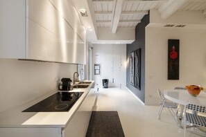 Fridge, microwave, oven, dishwasher - Charming Flat in Ferrara city centre (Ferrara)