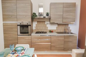 Kühlschrank, Mikrowelle, Ofen, Geschirrspüler