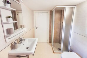 Dusche, Haartrockner, Bidet, Handtücher