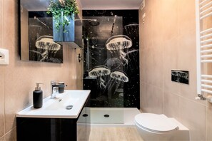 Shower, free toiletries, hair dryer, bidet