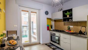 Kühlschrank, Mikrowelle, Ofen, Geschirrspüler