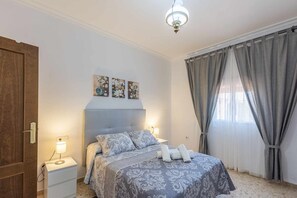 3 makuuhuonetta, työpöytä, silitysrauta/-lauta, vauvan matkasänky