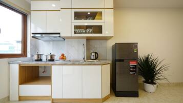 Superior Apartment | Private kitchenette | Full-size fridge, stovetop, rice cooker, cookware/dishes/utensils