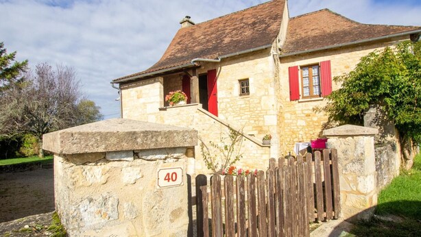 A stone house with a red door and shutter, number 40, with a wooden fence in front. - House in Dordogne Valley, pets allowed (Cénac-et-Saint-Julien)