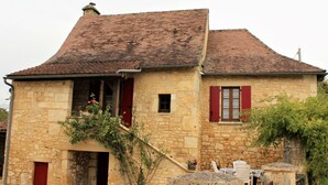 A stone building with a tiled roof, a small porch, and a gate. - House in Dordogne Valley, pets allowed (Cénac-et-Saint-Julien)