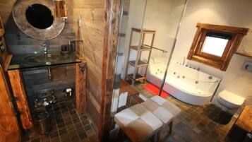 Combined shower/tub, jetted tub, hair dryer, toilet paper