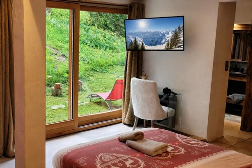 CHALET FOR 22 PEOPLE, SKI-IN/SKI-OUT, SWIMMING POOL, JACUZZI, SAUNA, HAMMAM, MOVIE ROOM