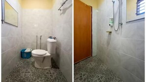 Un baño con inodoro, un cubo de basura azul y zona de ducha.