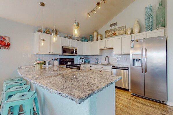 Fridge, microwave, oven, stovetop - PC635 Close to Beach and Restaurants, Golf Cart Access (Port Aransas)