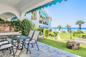 Outdoor dining - Seafront Paradise Home (Skala Fourkas, Halkidiki)