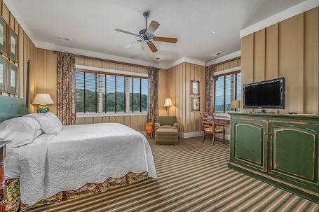 1 bedroom, desk, iron/ironing board, WiFi. Bright's Creek Lodge - King Room- Near Tryon and TIEC & Hendersonville