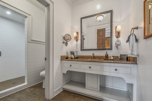 Bright's Creek Lodge - Queen Room- Near Tryon and TIEC, Hendersonville