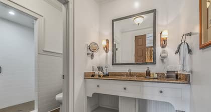 Bright's Creek Lodge - Queen Room- Near Tryon and TIEC, Hendersonville