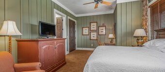 Bright's Creek Lodge - Queen Room- Near Tryon and TIEC, Hendersonville