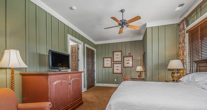 Bright's Creek Lodge - Queen Room- Near Tryon and TIEC, Hendersonville