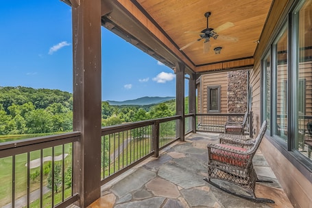 Property grounds. Bright's Creek Lodge, Double Queen w/ Balcony -Near Tryon, TIEC & Hendersonville