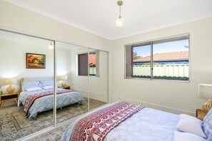 3 bedrooms, iron/ironing board, free WiFi, bed sheets - BRADDON TRANQUILITY AND PRIVACY (Braddon)