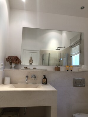 Badekar, bidet, håndklæder